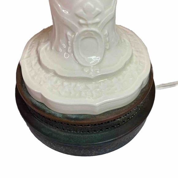 VTG Embossed Ceramic And Brass Leviton Table Lamp Fleur De Lis Vines Medallion - Picture 4 of 16